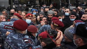 Protesters clash with police as they try to enter Armenian PM Pashinyan’s office in Yerevan, during cabinet meeting (VIDEO)