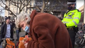 London police hassle old woman for feeding birds, tell her to ‘DISPERSE’ because of Covid-19 restrictions