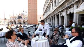 As officials talk of tighter lockdown, Italian restaurants open their doors in protest (VIDEOS)