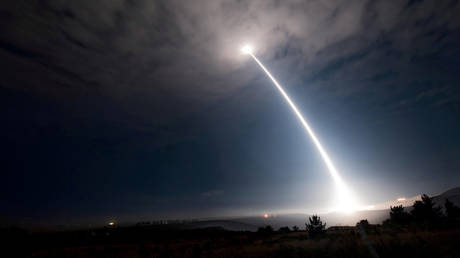 An unarmed Minuteman III intercontinental ballistic missile launches during an operational test at Vandenberg Air Force Base, California, U.S., August 2, 2017 © Senior Airman Ian Dudley/Handout via REUTERS ATTENTION EDITORS - THIS IMAGE WAS PROVIDED BY A THIRD PARTY
