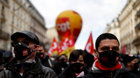 Thousands take to the streets as nationwide strike over pay & working conditions kicks off in France (VIDEOS)
