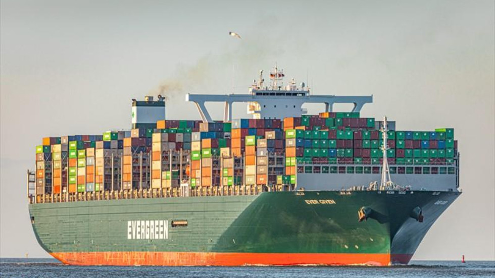 GIANT container ship gets stuck in Suez Canal, blocking ALL traffic & sparking frantic effort to pull it free (PHOTO)