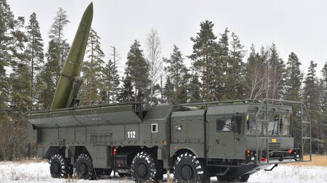 Le déploiement d'un lanceur de missiles balistiques Iskander-M est photographié pendant les exercices militaires, dans la région d'Ivanovo, en Russie.