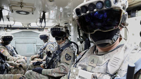 Soldiers wearing the Integrated Visual Augmentation System while mounted in a Stryker vehicle in Joint Base Lewis-McCord, Washignton, February 2021 © US Army / Courtney Bacon