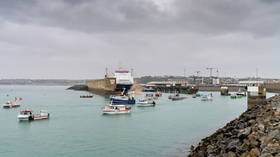French fishermen blockade Jersey port as 2 British naval vessels arrive at the island amid fishing row (VIDEOS)