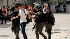 Clashes between Palestinians and Israeli police break out after Friday prayers on Temple Mount in Jerusalem (VIDEO)