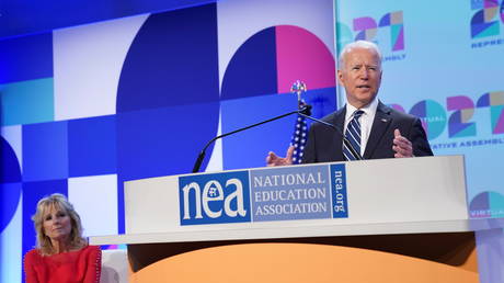 U.S. President Joe Biden delivers remarks to the National Education Association's Annual Meeting and Representative Assembly in Washington, U.S., July 2, 2021.  © REUTERS/Kevin Lamarque