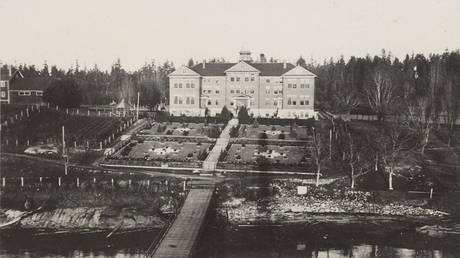 The Kuper Island Indian Residential School is seen on Penelakut Island, British Columbia in a June 19, 1941 archive photo. © REUTERS/Canada. Dept. of Indian and Northern Affairs/Library and Archives Canada/e011080322/handout via Reuters