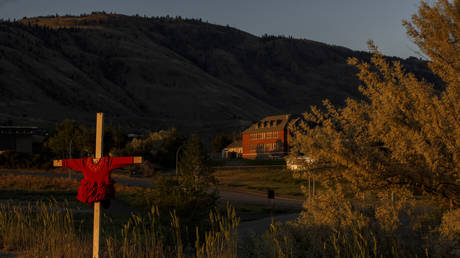 Красные платья с цепочками вдоль шоссе рядом с бывшей школой-интернатом для индейцев Камлупс в Камлупсе, Британская Колумбия, Канада, 3 июня 2021 года. © Cole BURSTON / AFP