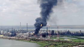 Huge blast at Romania's largest oil refinery sends black smoke billowing into sky (VIDEOS)
