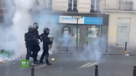 Clashes in Paris as protesters march over mandatory Covid jabs & incoming ‘health pass’ scheme in France (VIDEOS)