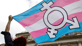 Crowds support Scottish feminist on trial for ‘hate crime’ over tweets deemed anti-transgender (VIDEO)
