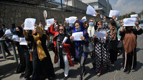 Taliban clashes with women protesters during rally for equal rights near presidential palace in Kabul (VIDEOS)