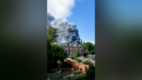 Explosions and MASSIVE INDUSTRIAL FIRE in Kidderminster, England (VIDEOS)