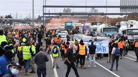 ‘F**k the jab’ protesters block Melbourne’s West Gate Freeway, clash with riot police (VIDEOS)