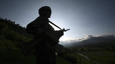 An Indian army soldier stands guard while patrolling near the Line of Control, a ceasefire line dividing Kashmir between India and Pakistan, in Poonch district August 7, 2013. © Reuters / Mukesh Gupta
