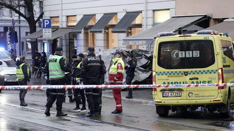 Police members stand at a site where shots were fired in Bislett area in Oslo, Norway November 9, 2021. © Reuters / NTB