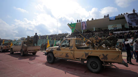 FILE PHOTO: Kurdish fighters from the People's Protection Units (YPG) take part in a military parade as they celebrate victory over the Islamic state, in Qamishli, Syria March 28, 2019. © REUTERS / Rodi Said