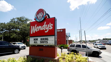 ФОТОГРАФИЯ: В ресторане Wendy's выставлена "Приглашаем на работу" знак в Тампе, Флорида, США.