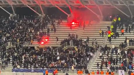Violence marred French football yet again in the match between Paris FC and Lyon. © Twitter @Aiello_David
