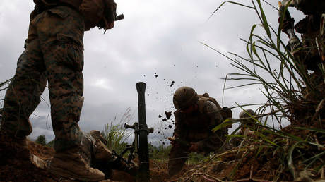 Des membres de l'US Marine Corps lancent un mortier lors d'un exercice conjoint avec la Japan Ground Self-Defense Force.  © Reuters/Toru Hanai