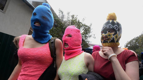 FILE PHOTO. Members of Russian punk group Pussy Riot, Nadezhda Tolokonnikova (L) and Maria Alyokhina (C) leave the police station. © AFP / ANDREJ ISAKOVIC