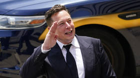 Musk sells Tesla shares at market prices, buys them right back for peanuts