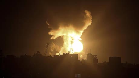 Взрыв, вызванный израильскими авиаударами, виден в городе Хан-Юнис, южная часть сектора Газа, в воскресенье, 2 января 2022 года.