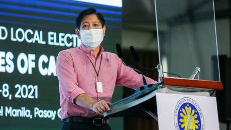 Фердинанд Маркос-младший разговаривает с журналистами после объявления своей кандидатуры на пост президента в октябре прошлого года в Маниле.