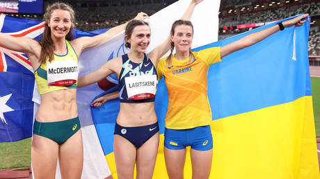 Ukraine has told athletes to avoid situations such as Mariya Lasitskene (C) posing with Yaroslava Mahuchikh (R). © Getty Images