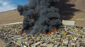 Неконтролируемый пожар уничтожил дома в трущобах (ВИДЕО)