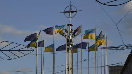 The NATO sign with European Union and Ukrainian flags on February 13, 2022 in Kiev, Ukraine. © Getty Images/ Pierre Crom