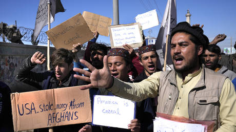 Protesters in Kabul shout slogans against President Joe Biden's decision on frozen Afghan funds in the US. February 12, 2022. © AP / Hussein Malla