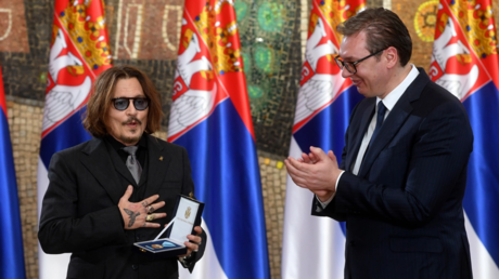 Johnny Depp (L). © AP Photo/Serbian Presidential Press Service