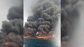 REGARDEZ un pétrolier exploser au large des côtes nigérianes