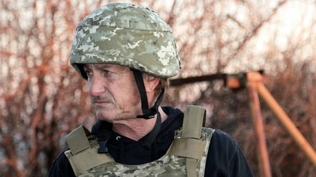 US actor and director Sean Penn visiting the frontline in eastern Ukraine in November last year. © AFP / Ukrainian Joint Forces Operation press-service
