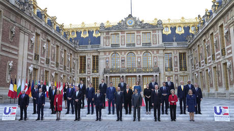 European Union leaders pose for a group photo at an EU summit he Palace of Versailles west of Paris. © AP / Michel Euler