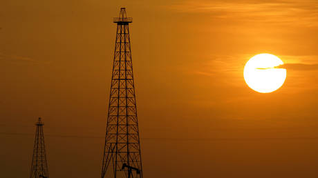 Oil drills in Maracaibo Lake in Venezuela's oil rich Zulia state, Nov. 30, 2006