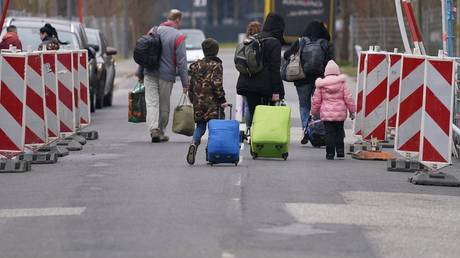 Украинские беженцы покидают приют для беженцев в Харбурге, Германия.  © Маркус Брандт / Picture Alliance / Getty Images