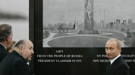 FILE PHOTO: Russian President Vladimir Putin stands with then-mayor of Bayonne Joseph Doria in front of 9/11 memorial, Bayonne, N.J., Sept. 15, 2005