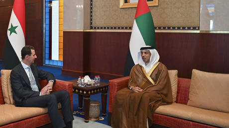 Президент Сирии Башар аль-Асад (слева) встречается с шейхом Мансуром бен Заидом Аль Нахайяном, заместителем премьер-министра ОАЭ и министром по делам президента, в Абу-Даби, 18 марта 2022 г.