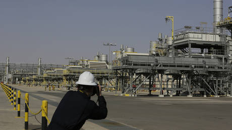 PHOTO DE DOSSIER: Un photographe prend des photos du champ pétrolifère de Khurais lors d'une tournée pour les journalistes, à 150 km à l'est-nord-est de Riyad, Arabie saoudite, le 28 juin 2021 © AP / Amr Nabil