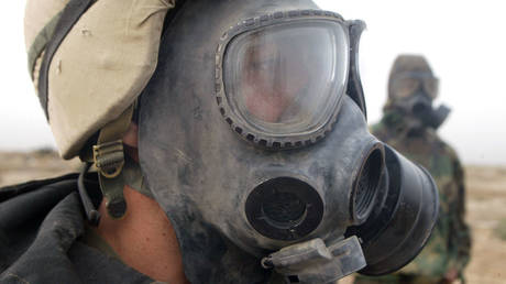 FILE PHOTO: A United States Marine wears his NBC (nuclear, biological and chemical) suit near Nasiriyah, Iraw, March 25, 2003 © Getty Images / Joe Raedle