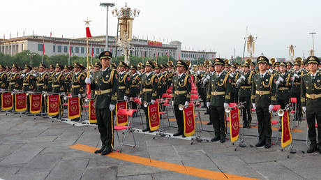 Китайские военные отмечают 100-летие со дня основания Коммунистической партии Китая.  © Линтао Чжан / Getty Images