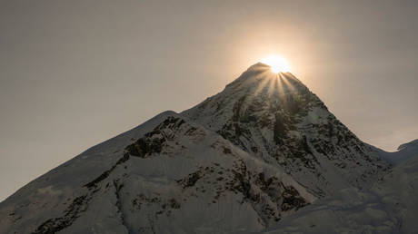 FILE PHOTO: The sun rising behind the summit of Mt. Everest, Nepal, September 15, 2019 © Getty Images / Frank Bienewald