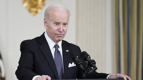Joe Biden listens to a question from a reporter about Russian President Vladimir Putin after speaking at the White House in Washington, DC, March 28, 2022 © AP / Patrick Semansky
