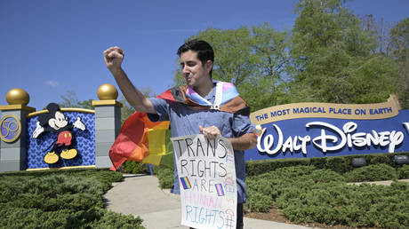 A Disney employee participates in a walkout against Florida's Parental Rights in Education bill at Walt Disney World in Lake Buena Vista, Florida, March 22, 2022 © AP / Phelan M. Ebenhack