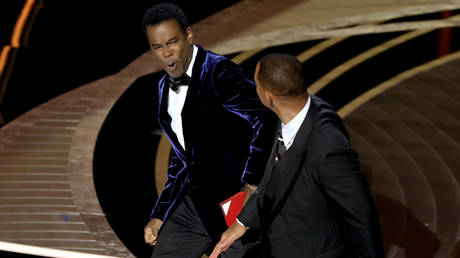 Will Smith appears to slap Chris Rock onstage during the 94th Annual Academy Awards at Dolby Theatre on March 27, 2022 in Hollywood, California. © Neilson Barnard / Getty Images