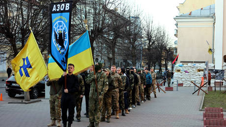 乌克兰西部伊万诺-弗兰科夫斯克的亚速宣誓仪式。  © Yurii Rylchuk / Ukrinform/Future Publishing via Getty Images