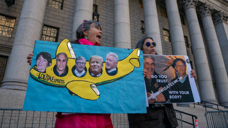 Protesters outside Maxwell trial © Getty Images / David Dee Delgado